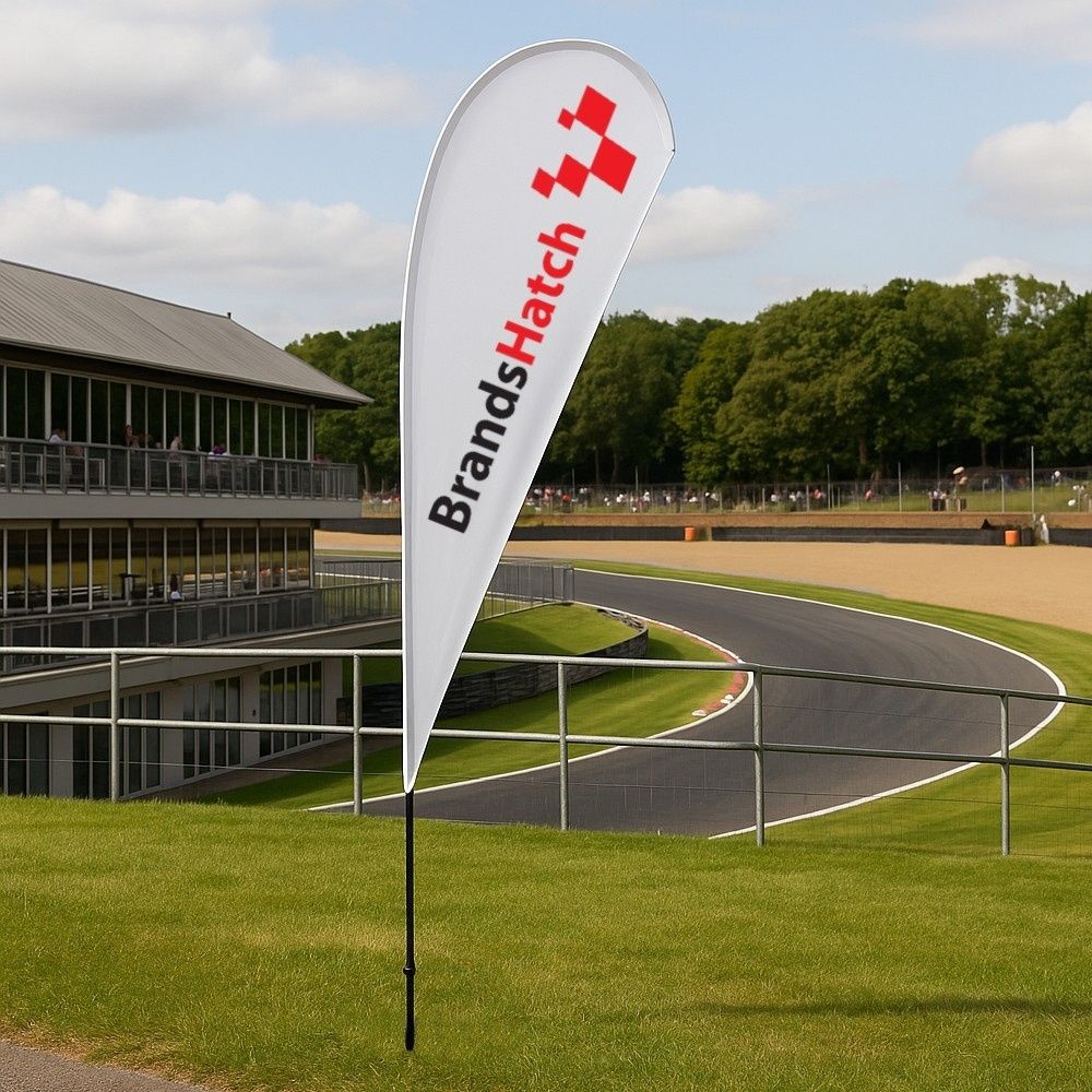 3.2m teardrop flag with ground spike – single-sided printed banner for exhibitions, forecourts or outdoor marketing